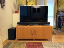 Mobile porta TV in legno massello con ante frontali rientrabili - artigianato