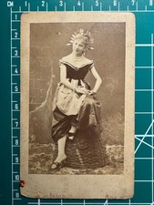 Foto cartonata con donna in costume tipico lombardo - Fotografia Torrani Milano