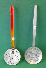 COPPIA VECCHI MESTOLI MESTOLO FERRO SMALTO ALLUMINIO UTENSILI DA CUCINA. AK2