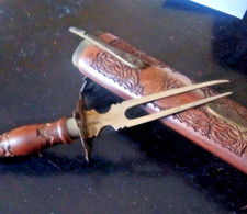 Antico FOECHETTONE FORCHETTA DA TAVOLA con SUPPORTO IN LEGNO DECORATO