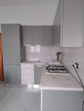 cucina moderna ad angolo, colore verde oliva