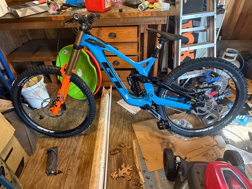 2022 fury downhill bike - gt,