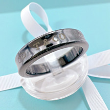 Anello a fascia stretta in