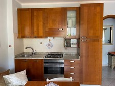 Mobile cucina, credenza, tavolo, sedie e divano. 