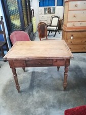 Tavolo a libro in legno di larice con gambe tornite periodo primo Novecento.