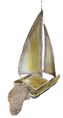 Scultura catamarano brutalista