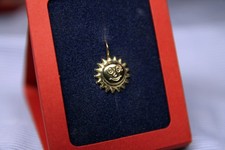 Ciondolo sole emoticon in oro