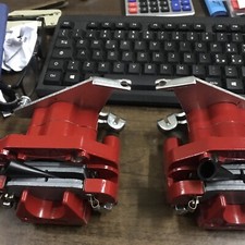 DUE  PINZE POSTERIORI DX E SX LIGIER JS 50 CON PASTICCHE NUOVE