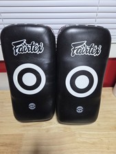 Fairtex Muay Thai Pads Nero Curvo MMA Kickboxing Scudo Pelle Arti Marziali