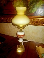 ANTICO LUMETTO IN PORCELLANA CON PARALUME IN OPALINE ,EPOCA FINE 900 H CM 29