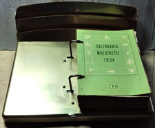 NECESSAIRE DA SCRIVANIA ANNI 50 IN METALLO CON CALENDARIO D'EPOCA