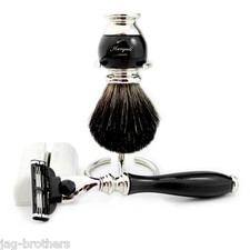 Rasoio a tre bordi con manico