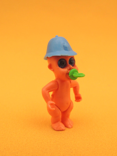Kinder bébés jouent aux - -,