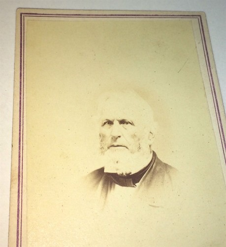 Antico uomo barba bianca moda