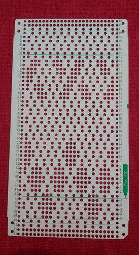 Una scheda perforata dal set