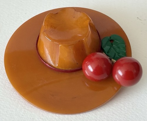 Spilla cappello tesa larga