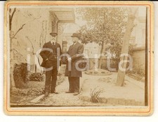 1910 ca FRANCE Portiere d'albergo in un cortile *Fotografia VINTAGE 13x10