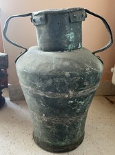 Antica brocca in rame o ottone