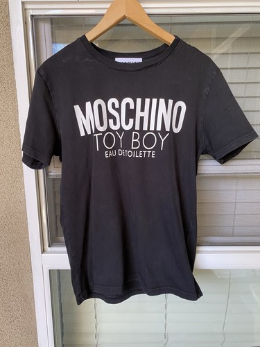 Questa una shirt nera - una, t-shirt