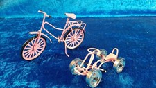 *M2 BICICLETTA ED AUTO A PEDALI VINTAGE IN METALLO PER BAMBOLE ANNI 70 80 ROSA