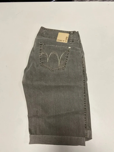 Met pantaloni corti jeans