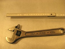 Vecchia chiave a bocca inglese