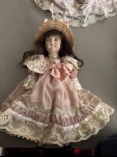 BAMBOLA IN PORCELLANA -