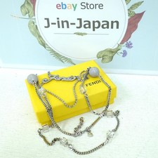 Collana lunga con strass in cristallo placca logo Fendi colore argento...