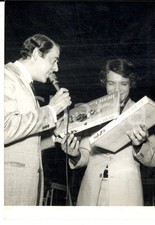 1970 CANTAGIRO Massimo RANIERI riceve una scatola di MON CHERI FERRERO *Foto