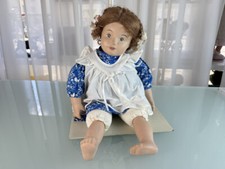 Vecchia bambola da collezione