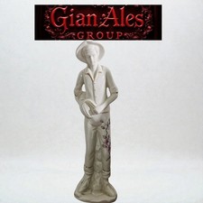 Statuina ragazzo con pantalone