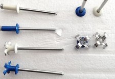 20 RIVETTI TARGA EUROPEA A FIORE 4,8 X 12 10 BLU E 10 BIANCHI AUTO MOTO CAMION -