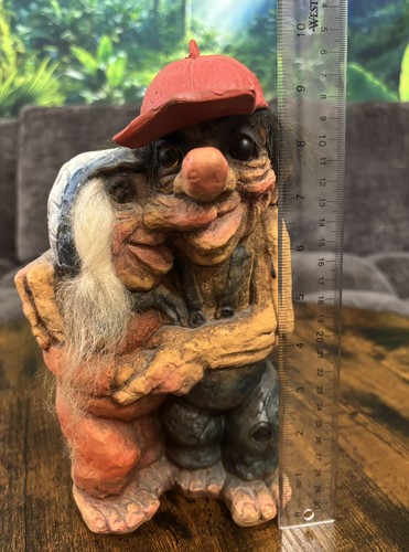 Rara statuina coppia troll