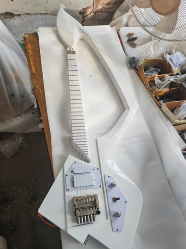 Chitarra elettrica bianca