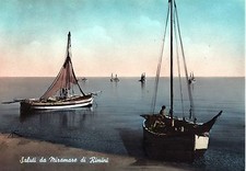 CARTOLINA 1961 SALUTI DA MIRAMARE DI RIMINI SPIAGGIA PESCHERECCI BARCA ALTEROCCA