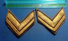 VECCHI GRADI MILITARI IN PANNO VERDE DIVISA UNIFORME SERGENTE WW2 ? BATTLE DRESS