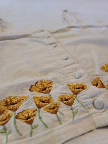 Canotta bianca con fiori