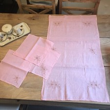 Runner + 3 Piccoli Centrini Color rosa ricamate E Cucito a mano Con Foglie