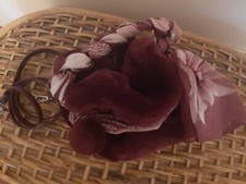 Borsa in pelliccia di colore bordeaux