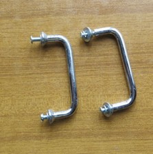 2 VECCHIE MANIGLIE IN FERRO CROMATO E VITI IN FERRO PER PORTA O MOBILI VARI -