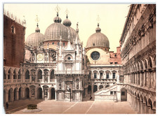 Italy, Venice, Courtyard in