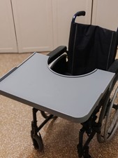 MEYRA Carrozzina pieghevole con tavolino  seduta cm 40 con cuscino antidcubito