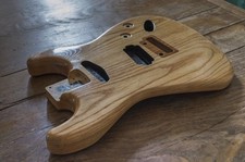 Corpo in frassino ed iroko a camere di risonanza per stratocaster.