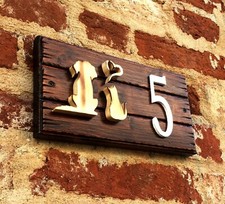 Numero civico in legno