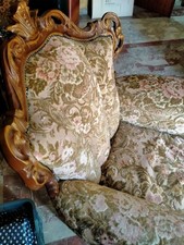 Poltrona anni 60 trapuntata con decorazioni in velluto, di legno lavorato