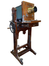 Antica macchina fotografica a