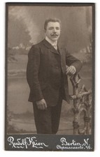 Fotografia Rudolf Krien, Berlino, Chausseestr. 46, Uomo elegante con muso 