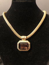 SARAH COVENTRY, BELLA COLLANA DORATA CON AL CENTRO GROSSO STRASS COLOR AMETISTA