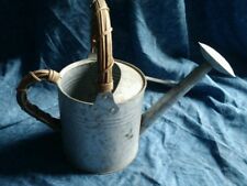 antico innaffiatoio in lamierino zincato e vimini