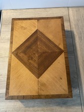 Scatola in legno intarsiato